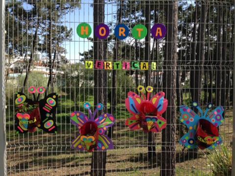 As borboletas da nossa Horta Vertical continuam a dar vida à nossa Escola...os nossos alunos adoram :)
